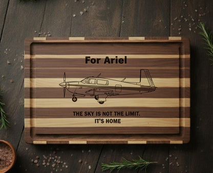 Personalized aviation cutting board made of acacia or bamboo with engraved pilot design, ideal for aviation-themed kitchen decor.